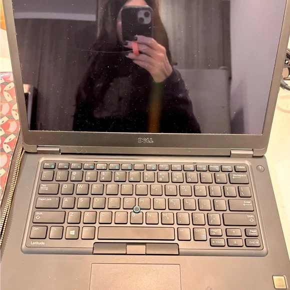 Laptop Latitude 5480 in Metallic Black With Plug and Kate Spade Carry Case